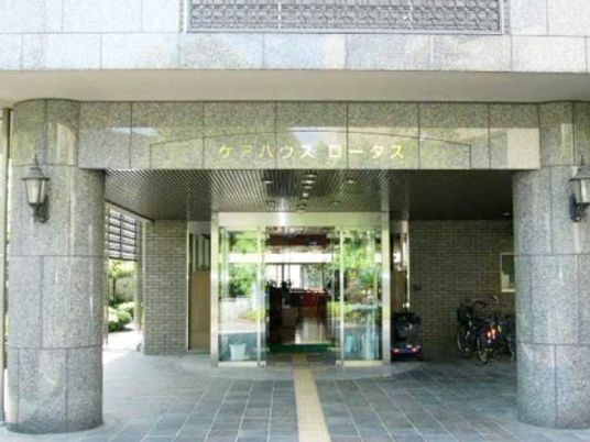 施設のアプローチ付近を写したもの。施設の外観を写した写真
