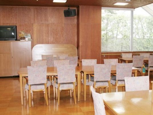 いすやテーブルが複数組並べられている食堂のような広場の様子