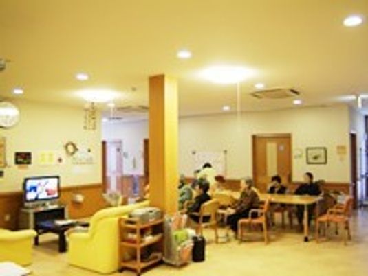 リビングダイニングにはテレビコーナーやダイニングテーブルが置かれ、キッチンもオープン。