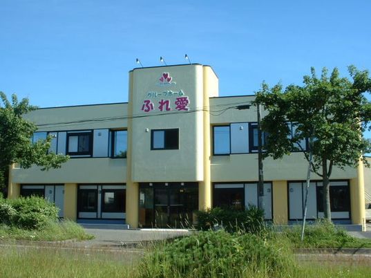鉄骨造２階建ての建物の様子。横に長い高齢者用の施設の外観