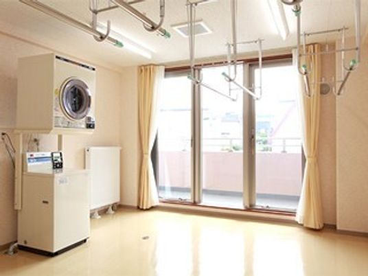 物干し用のステンレス棒が上についているランドリースペース。施設内の水回り設備