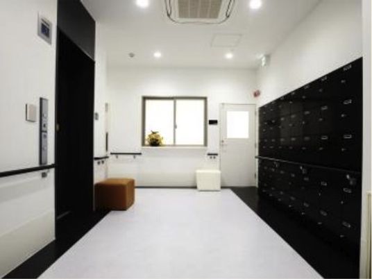 スタイリッシュな内装のバリアフリー設計のエントランスです。入ってすぐの場所にスタッフルームを配置。