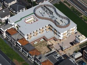 施設を空から見た様子。敷地内には駐車場や庭園スペースもある。