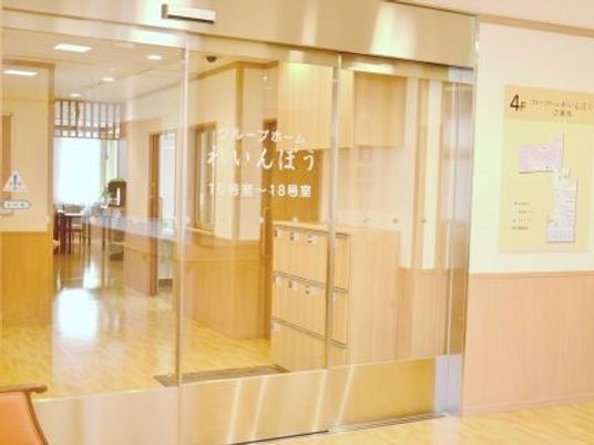 館内には自動ドアが設置され、その横にはフロア案内図があり、ガラスドアにはホーム名が書かれている。