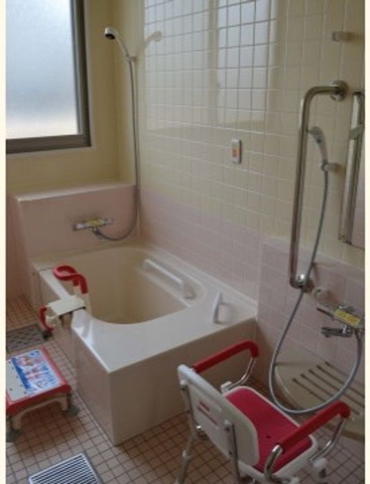 入浴用の椅子も置かれた個浴室を館内にご用意。皆様のプライバシーにもしっかりと配慮しています。