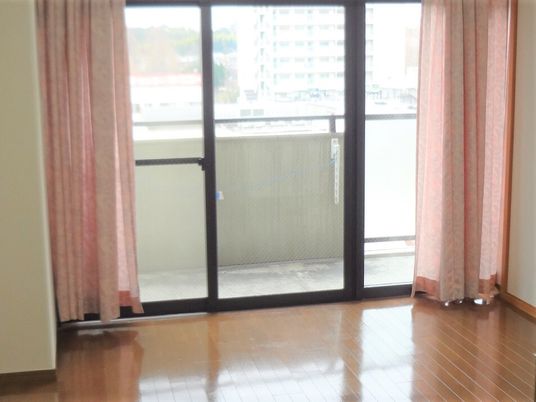 窓とベランダを写した写真。施設内の居室にベランダついている様子