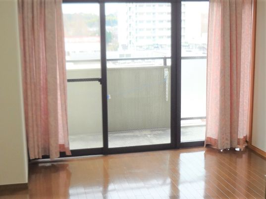窓とベランダを写した写真。施設内の居室にベランダついている様子