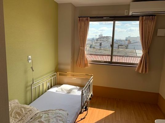 日当たりが良いワンルームタイプの部屋。施設内の居室の様子