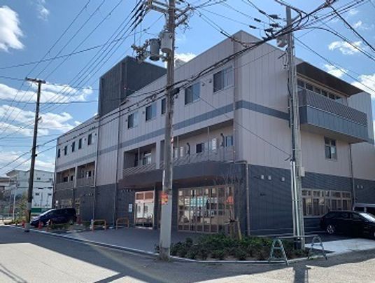 鉄骨造の建物の外観写真。グループホームつむぐの外観を写したもの