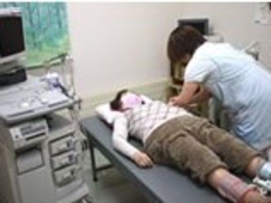 エレベーターと階段が並んで設置され、階段には手すりが付いている。窓もあり明るい雰囲気。全体的に木材が多く使われた館内。