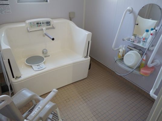機械浴槽が設置された浴室には浴室用の車いすやシャワースペースもある。