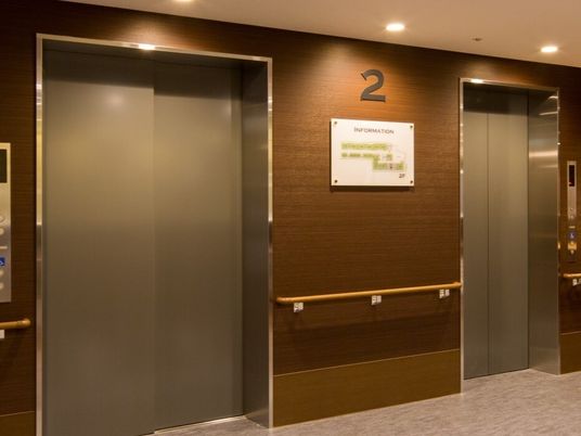 壁にはフロア図が設置され、「２」と書かれ、手すりが付いている。エレベーター基設置されている。