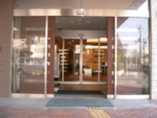 風除室が設置されている玄関には自動ドアがあり、グリーンのマットが敷かれている。