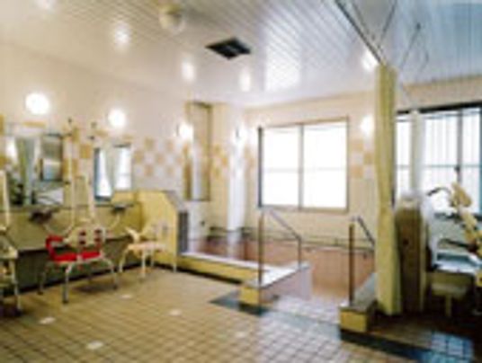 埋め込み式の浴槽が設置されている大きな浴室にはたくさんの窓があり、シャワースペースも付いている。