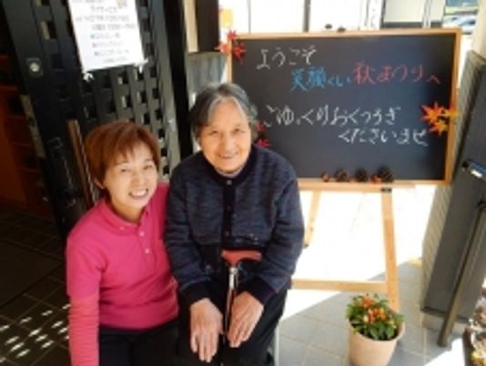 笑顔のスタッフとご入居者様