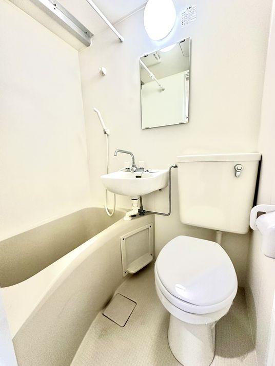 トイレとバスタブ、洗面台が設置されているユニットバス