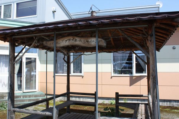 東屋のような建物が建っている様子。施設の敷地内にある建物