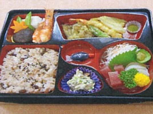 彩り豊かなお弁当の写真。お刺身やてんぷらなど特別な雰囲気がある食事