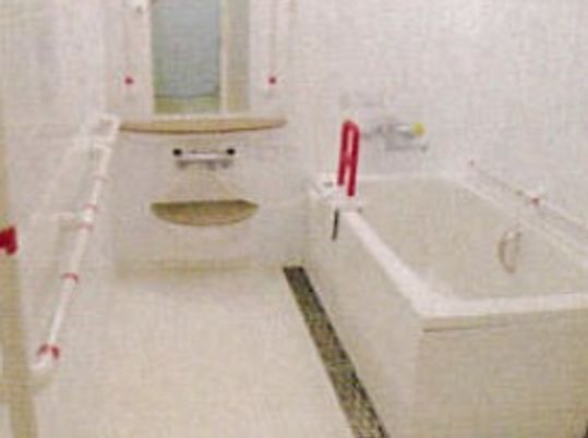 手すりが取り付けてある浴槽の様子。浴槽にも転倒防止用の手すりがある