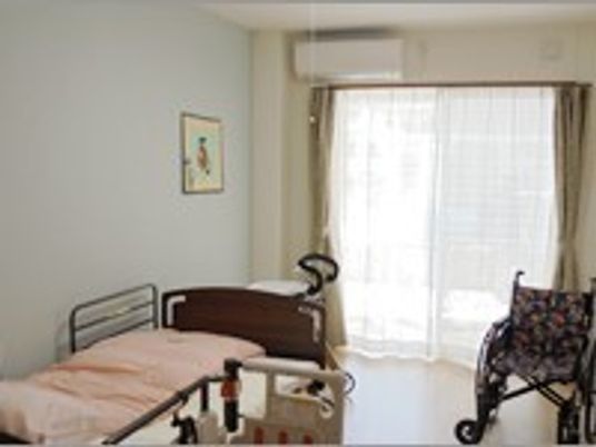 エアコンや介護用ベッド、車いすなどが置いてある施設内の小さな部屋