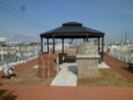日当たりのいい屋上スペースには東屋があり、周辺の景色を楽しむことができる場所に建っている。