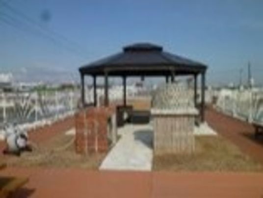 日当たりのいい屋上スペースには東屋があり、周辺の景色を楽しむことができる場所に建っている。
