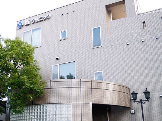木製のダイニングテーブルが並び、いすがセットされた食堂には大型のテレビや観葉植物もある。明るい雰囲気。