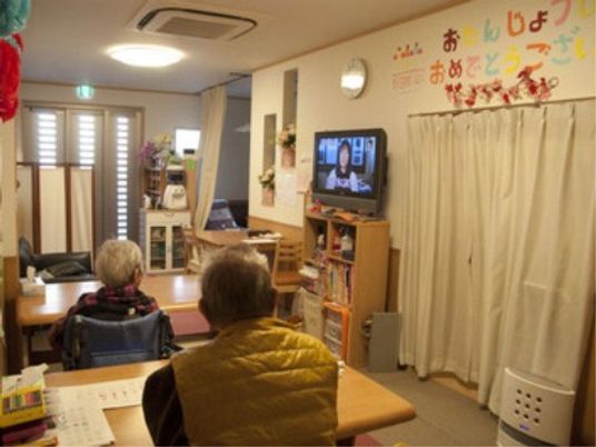 共有スペースで一緒に楽しくテレビを観賞する入居者の方々