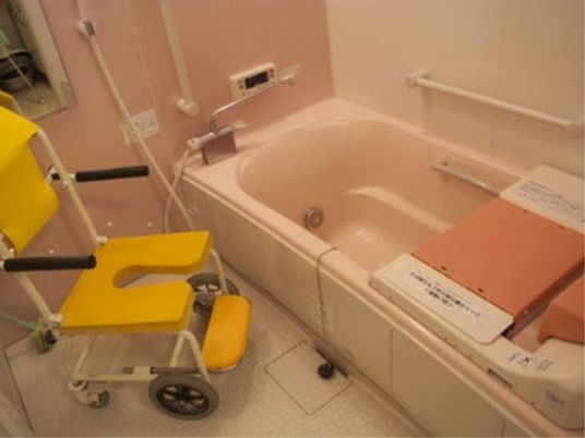 介助を受けながらでも楽に入浴が可能な施設内バスルーム