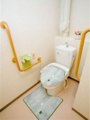 手すりを随所に配し安心して利用できるバリアフリートイレ