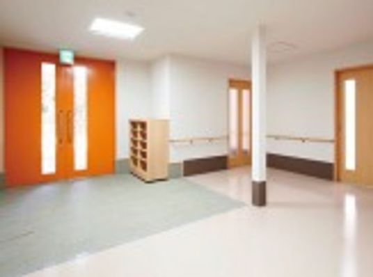 段差のないエントランスには大きな出入り口や靴箱があり、壁には手すりが付いている。