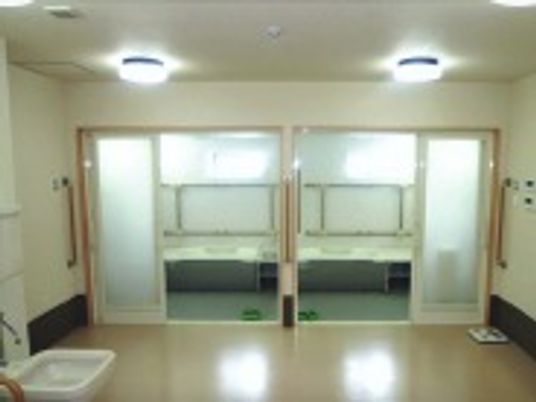 一人用の浴槽が二つ並び、それぞれに手すりと個浴槽が設置されている。