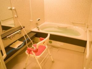 シャワーや鏡が付いた浴室には一人用の浴槽があり、手すりやシャワーチェアもある。