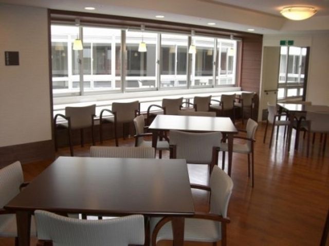 各フロアにリビング兼ダイニングを設けている「ケアハウス風知草」。空中庭園を望む、明るいダイニングスペースは交流の場におmなっています。