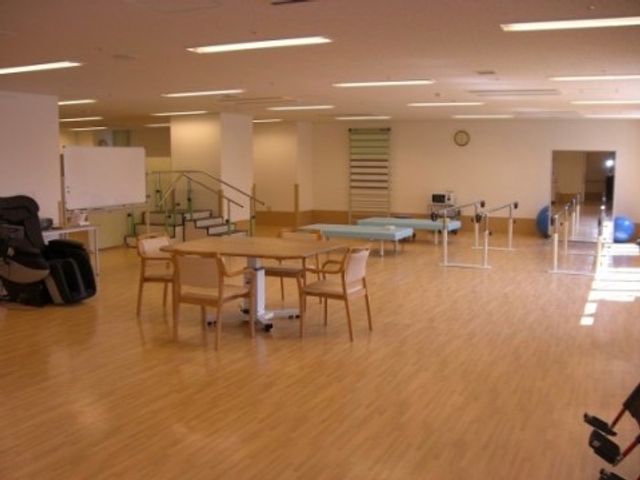 「ケアハウス風知草」「ケアハウス青田風」の１階フロアにある機能訓練室では、作業療法士が医師・看護師とチームで作った専門的なリハビリを行っています。