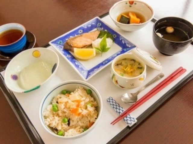 お一人お一人の体調を配慮したお食事も、社会福祉法人寿楽園ではとても大切にしています。季節感や彩豊かな食卓は人生を豊かにしてくれます。