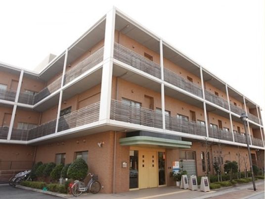 ベージュを基調とした外壁のくらら芦花公園です。ご入居者様に寄り添ったケアとサービスを心がけています。
