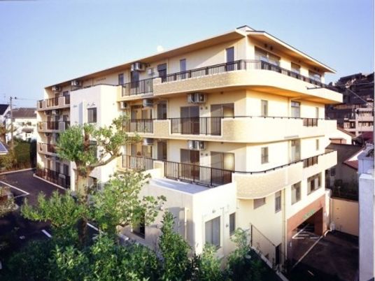 ベランダのある5階建てのグランダ藤沢は、明るい陽射しがたっぷりと注ぐ気持ちのいい住まいです。