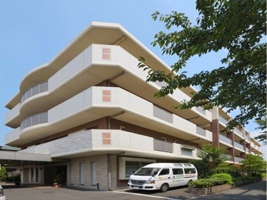 建物の周囲に木々が植えられているメディカルホームボンセジュール中野島。閑静な環境で穏やかな毎日を。