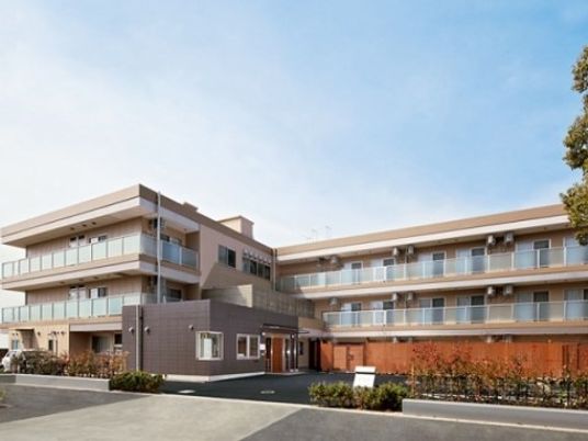 澄んだ青空の下に建つ3階建てのまどか府中です。全室個室のお部屋でプライバシーもしっかりと守れます。