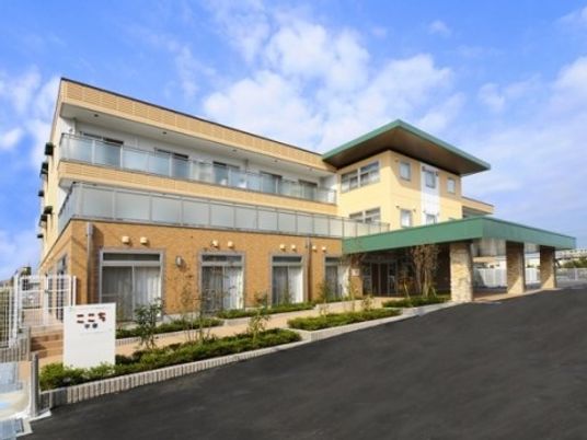 遊歩道が設置されたオシャレな外観のここち稲毛です。ご入居者様の心に寄り添うケアを実現しています。
