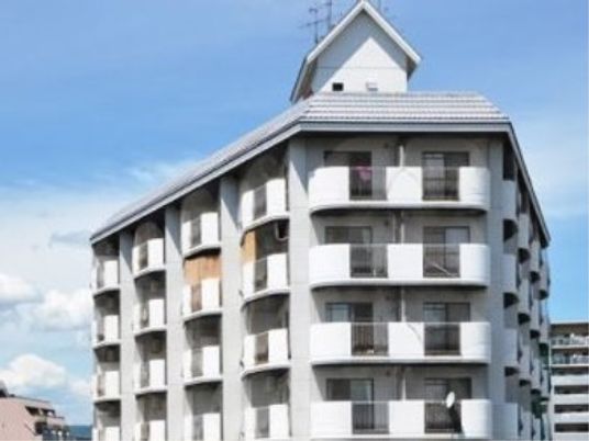 各居室にベランダが設置された三角屋根が可愛い印象のやすらぎの館です。ご自宅のようなくつろぎを皆様に。