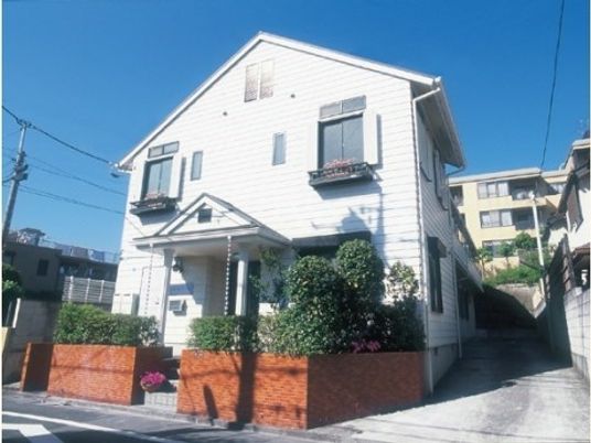 一軒家を改装したアットホームな雰囲気のグラニー雪ヶ谷・大田は、地域にとけ込む外観が特長です。