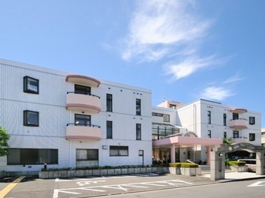 駐車スペースも設けられた広い敷地に建つボンセジュール湘南台です。広々とした敷地で快適な毎日を。