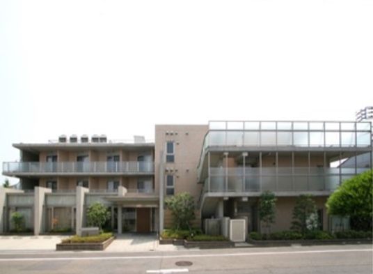 屋上にテラススペースのある3階建てのアリア等々力です。日々の暮らしに喜びを感じられるケアを目指します。