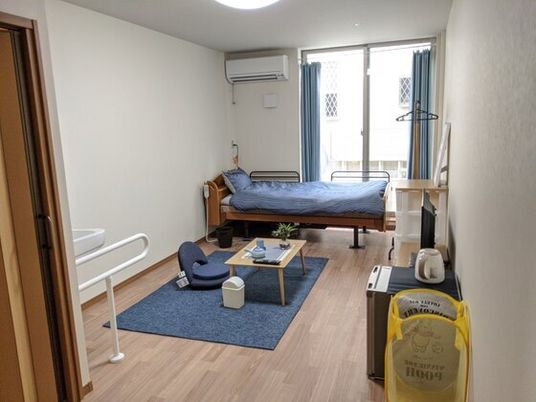 広めのワンルームの部屋の様子。ベッドと調度品が並べられている部屋