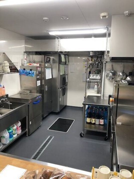 施設内のステンレス製のキッチンスペース。プロ用の調理器具がある様子