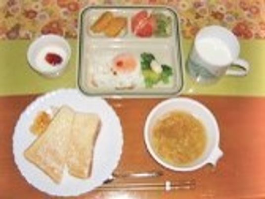 パンにスープ、サラダに目玉焼きといった洋風の朝食。