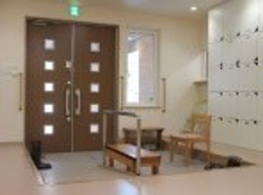 玄関の内側には手すりやベンチがあり、靴の脱ぎ履きをスムーズにできる。