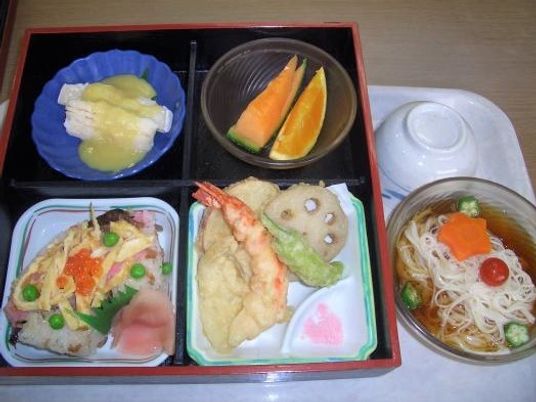 品数のそろった夕食メニュー。そうめんや天ぷらがある夏の食事